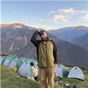 Me defino como una persona paciente, creativa y comprometida, con vocación por la enseñanza y la transmisión cultural.